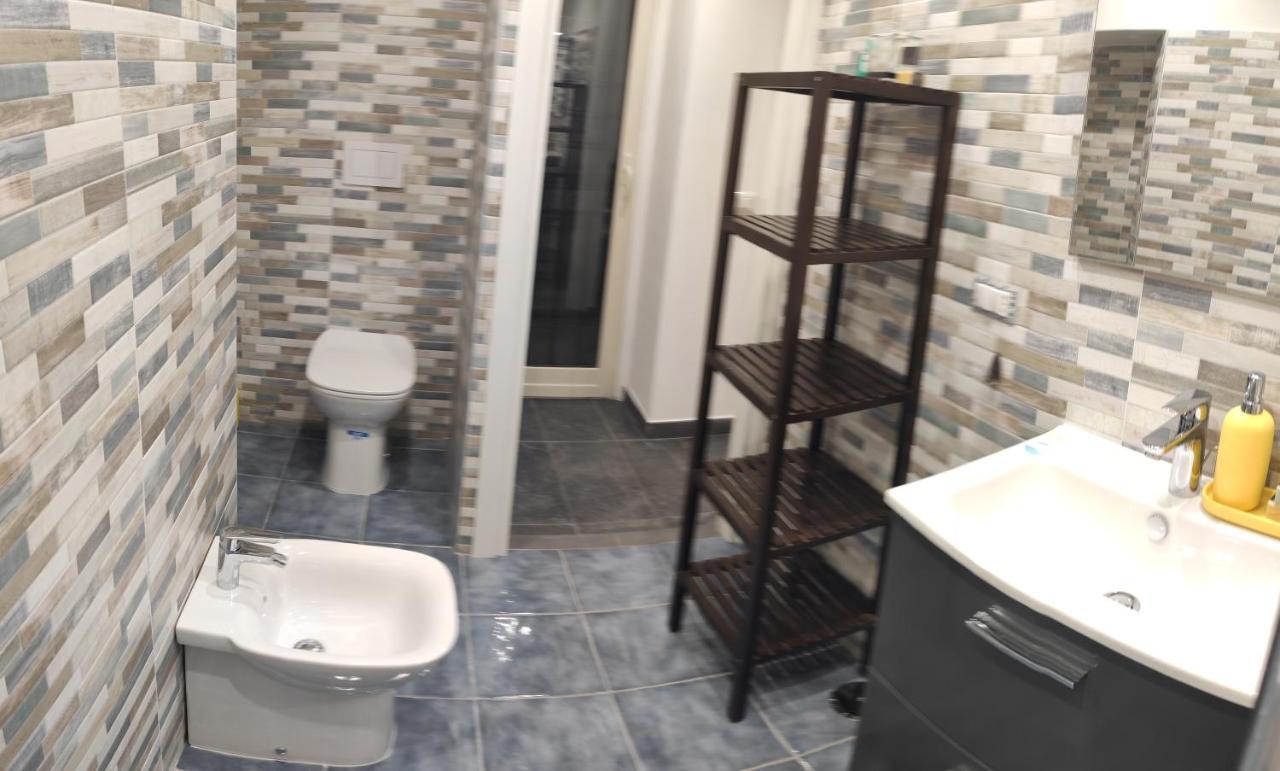 New Little House Hotel Napoli Bagian luar foto